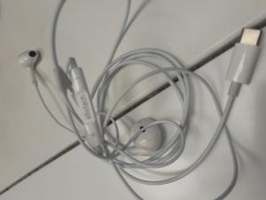 cs1596  white earphone